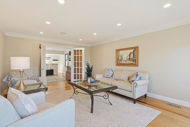 8 Weyman Ln, Sharon, MA 02067