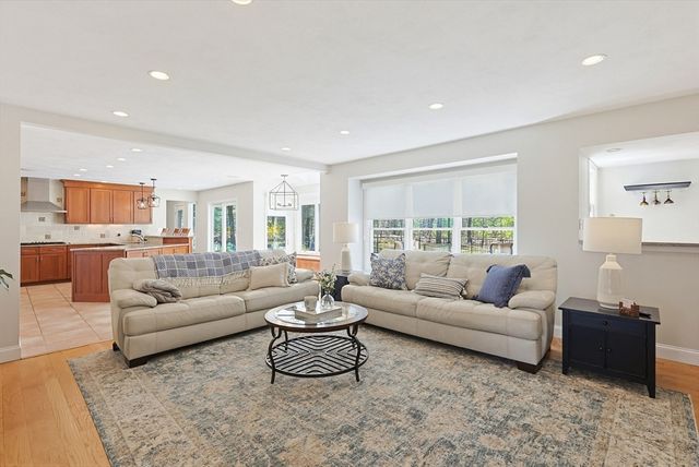 8 Weyman Ln, Sharon, MA 02067