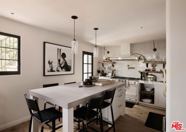 7902 Fareholm Drive, Los Angeles, CA 90046