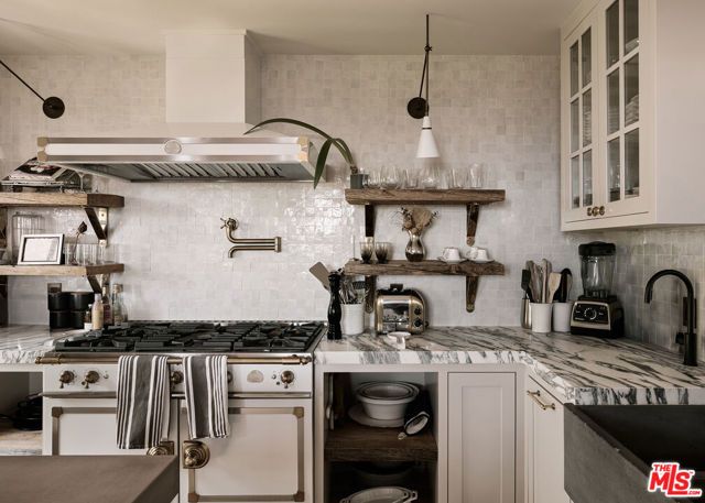 7902 Fareholm Drive, Los Angeles, CA 90046