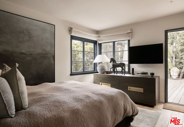 7902 Fareholm Drive, Los Angeles, CA 90046