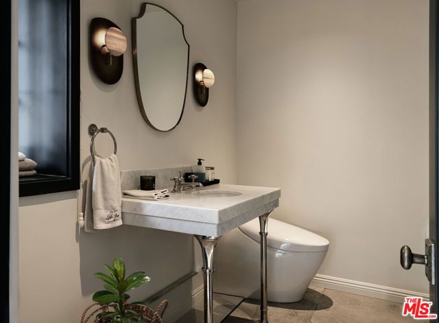 7902 Fareholm Drive, Los Angeles, CA 90046