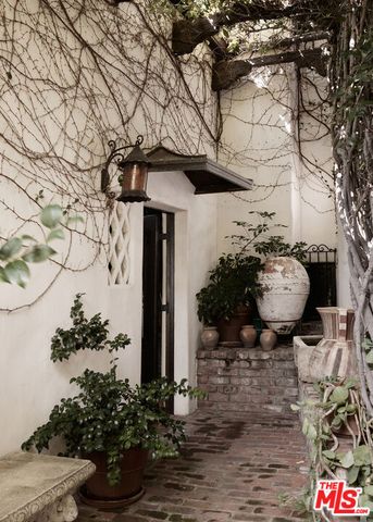 7902 Fareholm Drive, Los Angeles, CA 90046