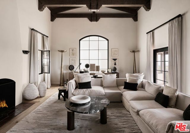 7902 Fareholm Drive, Los Angeles, CA 90046