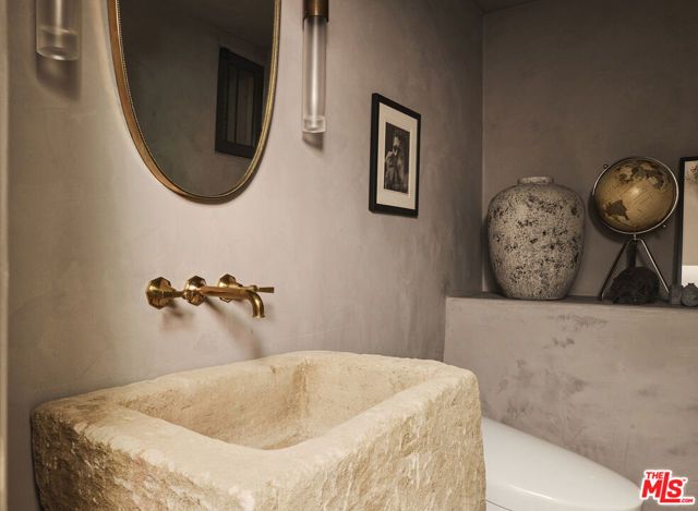 7902 Fareholm Drive, Los Angeles, CA 90046