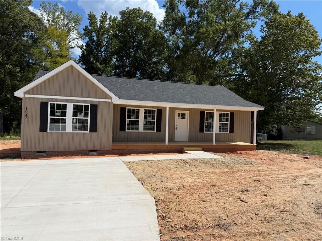 1047 W Holly Hill Road, Thomasville, NC 27360