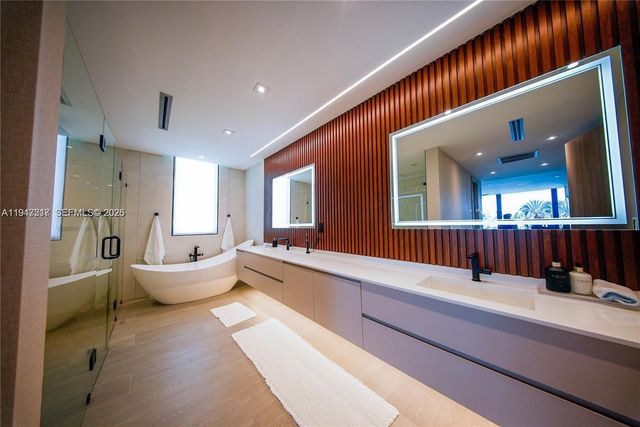 7520 W Treasure Dr 0, North Bay Village, FL 33141