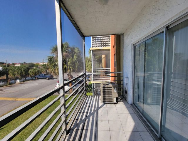 3700 NW 21st Street 203, Lauderdale Lakes, FL 33311