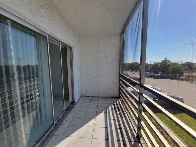 3700 NW 21st Street 203, Lauderdale Lakes, FL 33311