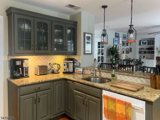 1 Brandon Ct, Andover Boro, NJ 07821