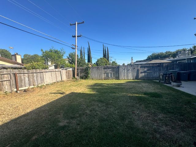 980 Sydney Ln, Merced, CA 95341