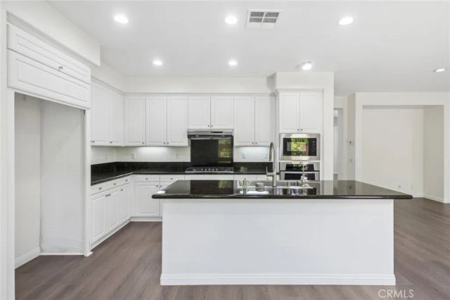27 Daphne, Irvine, CA 92606
