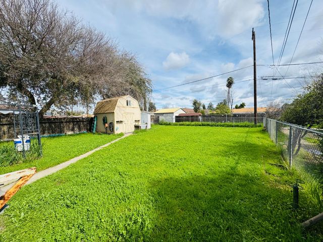 814 Brehler Avenue, Sanger, CA 93657