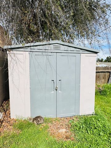 814 Brehler Avenue, Sanger, CA 93657