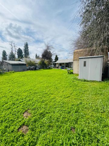 814 Brehler Avenue, Sanger, CA 93657