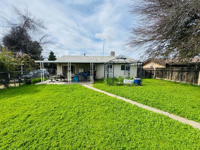 814 Brehler Avenue, Sanger, CA 93657