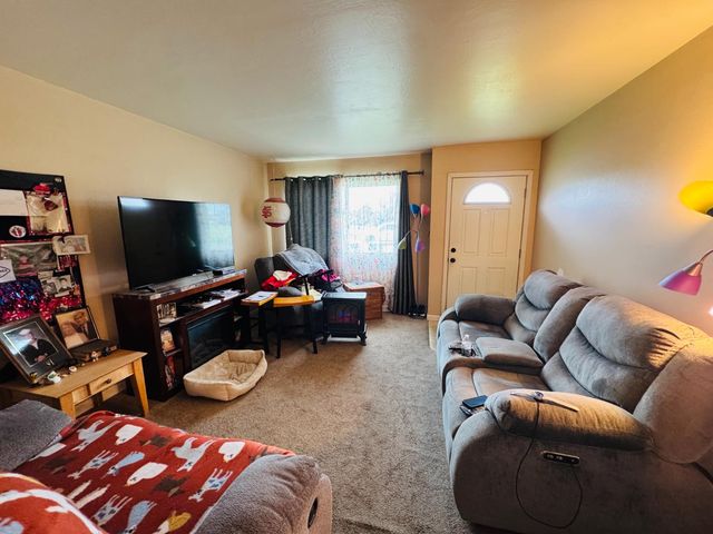 814 Brehler Avenue, Sanger, CA 93657