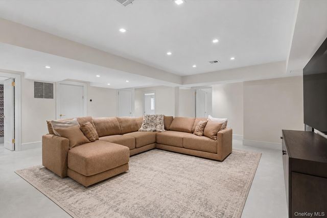 227 Ibis Court, Manhasset, NY 11030