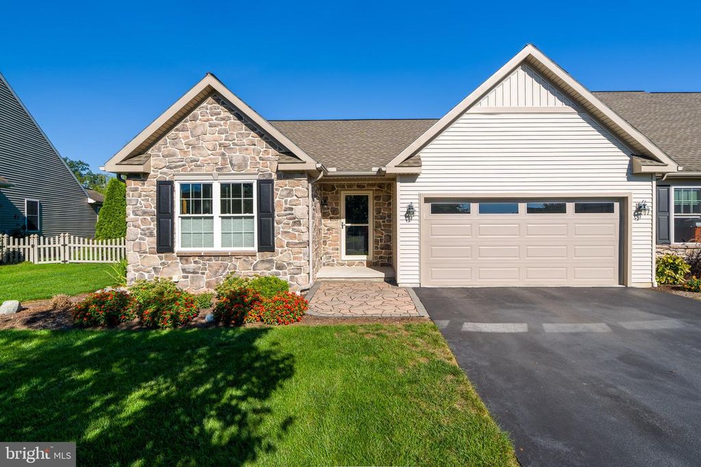 5179 OAK LEAF DR, Mount Joy, PA 17552
