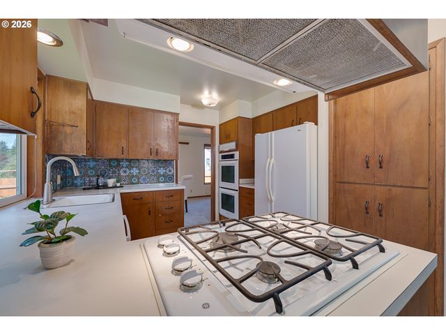 1722 Se OAK St, Hillsboro, OR 97123