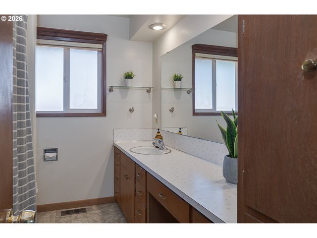 1722 Se OAK St, Hillsboro, OR 97123