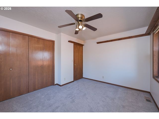 1722 Se OAK St, Hillsboro, OR 97123