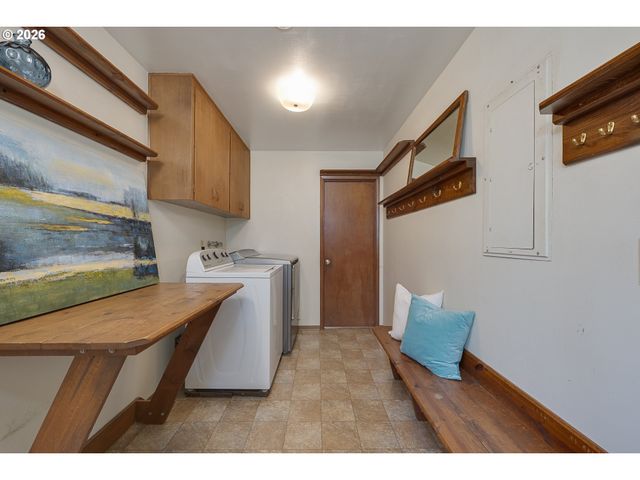 1722 Se OAK St, Hillsboro, OR 97123