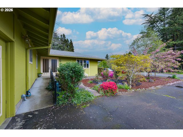 1722 Se OAK St, Hillsboro, OR 97123