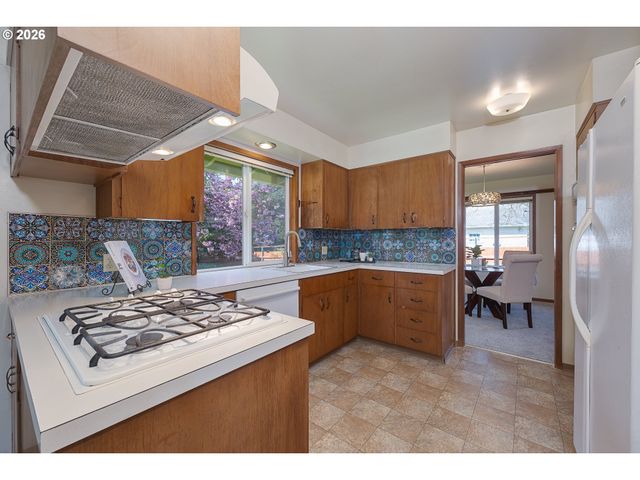 1722 Se OAK St, Hillsboro, OR 97123