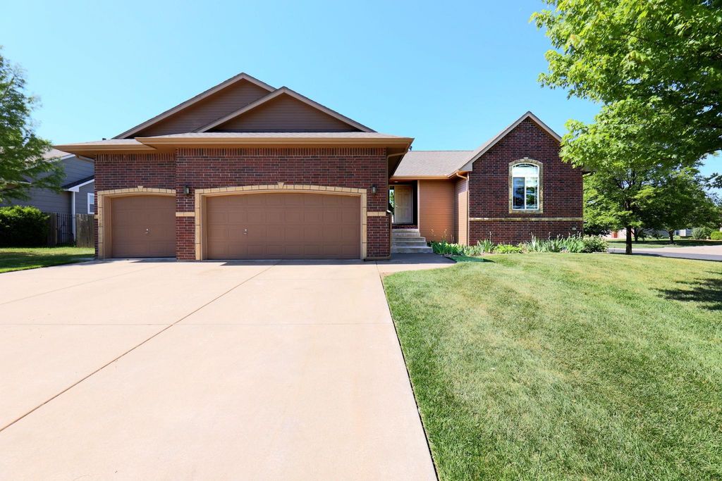 809 W Putter Ct, Andover, KS 67002