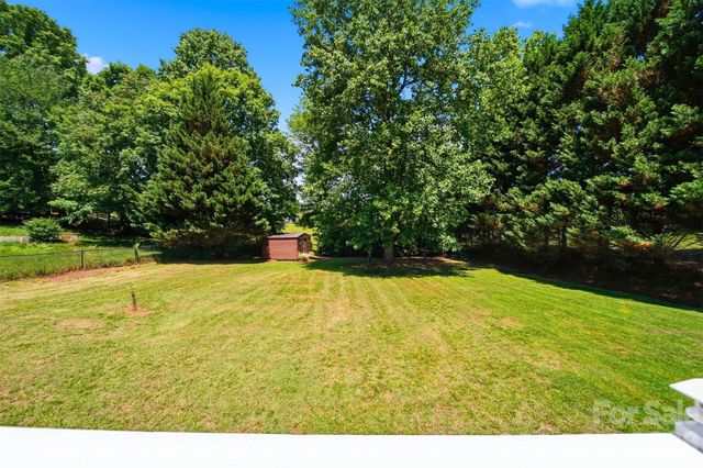 1245 34th Avenue NE, Hickory, NC 28601