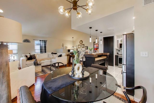 552 Lincoln Station Drive, Oswego, IL 60543