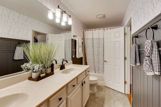 552 Lincoln Station Drive, Oswego, IL 60543