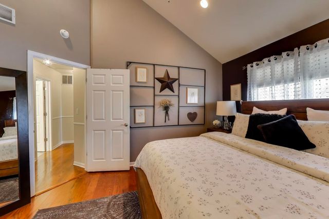 552 Lincoln Station Drive, Oswego, IL 60543