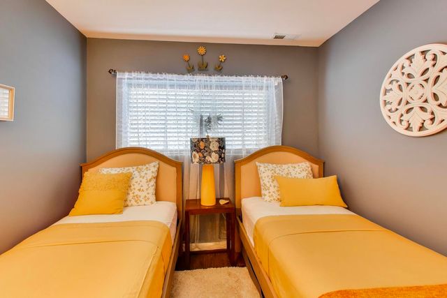 552 Lincoln Station Drive, Oswego, IL 60543