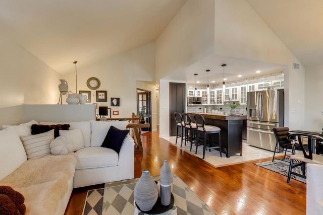 552 Lincoln Station Drive, Oswego, IL 60543