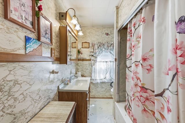 48 Grant St, Dracut, MA 01826