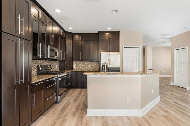 9450 LEATHERWOOD AVENUE, Tampa, FL 33647