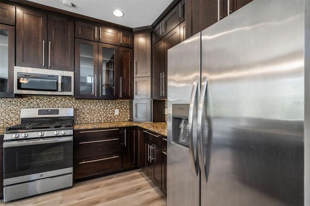 9450 LEATHERWOOD AVENUE, Tampa, FL 33647