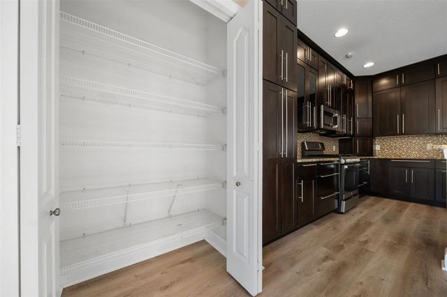 9450 LEATHERWOOD AVENUE, Tampa, FL 33647