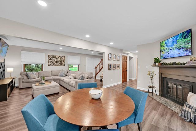 8021 W Cascade DRIVE, Franklin, WI 53132