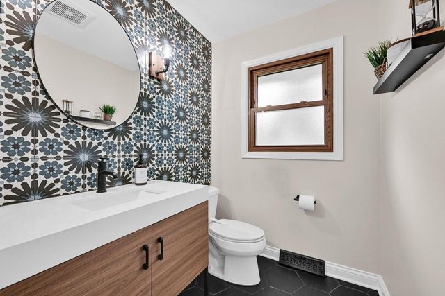 8021 W Cascade DRIVE, Franklin, WI 53132