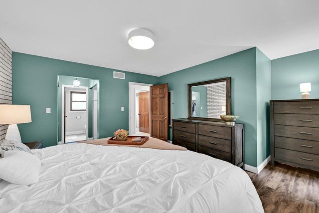 8021 W Cascade DRIVE, Franklin, WI 53132