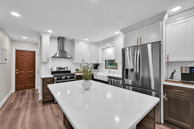 8021 W Cascade DRIVE, Franklin, WI 53132