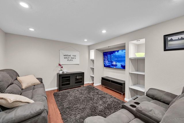 8021 W Cascade DRIVE, Franklin, WI 53132