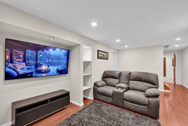 8021 W Cascade DRIVE, Franklin, WI 53132