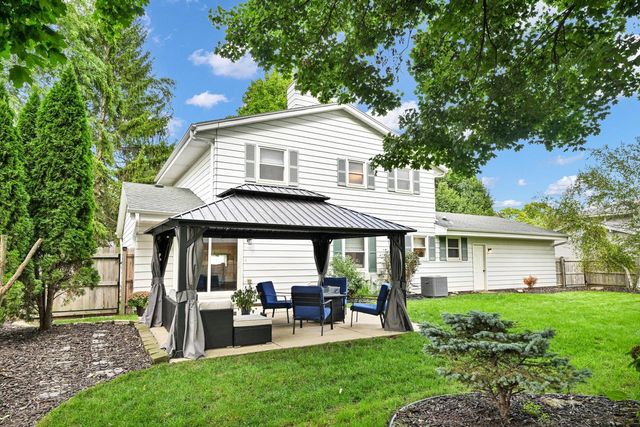 8021 W Cascade DRIVE, Franklin, WI 53132