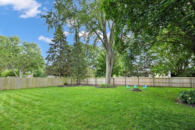 8021 W Cascade DRIVE, Franklin, WI 53132