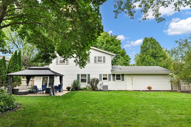 8021 W Cascade DRIVE, Franklin, WI 53132