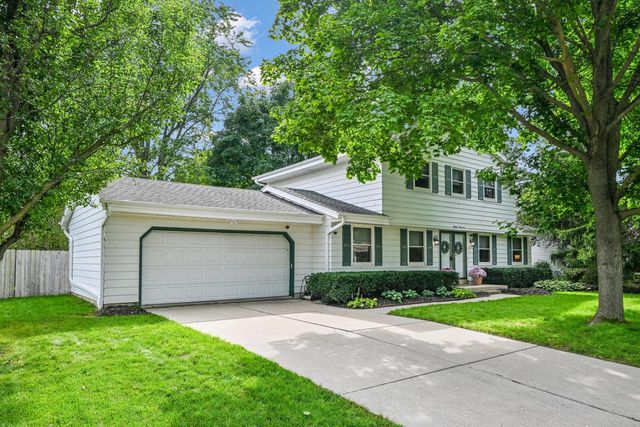 8021 W Cascade DRIVE, Franklin, WI 53132